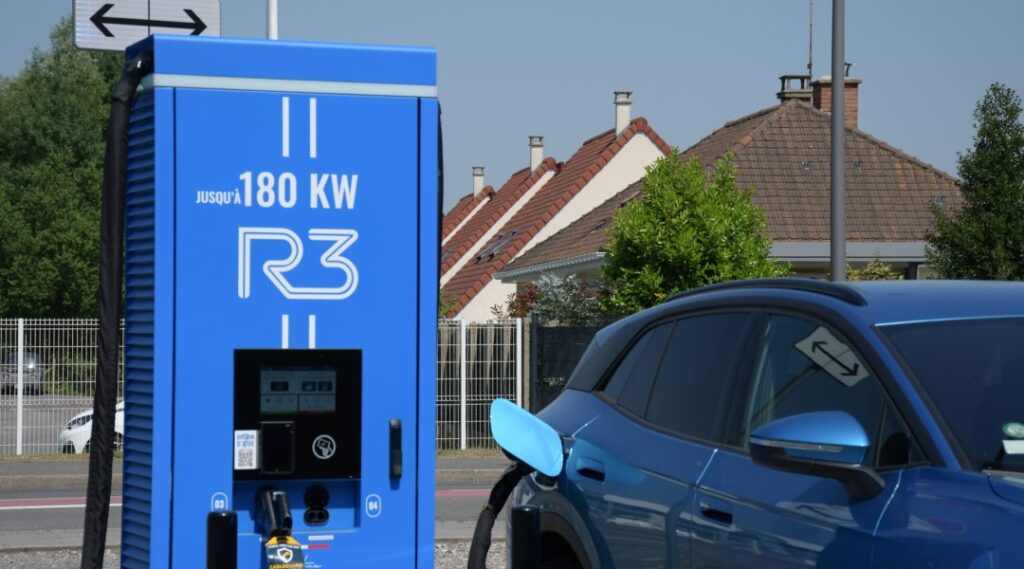 Borne de recharge rapide R3 180 kW en charge sur une voiture électrique bleue dans les Hauts-de-France