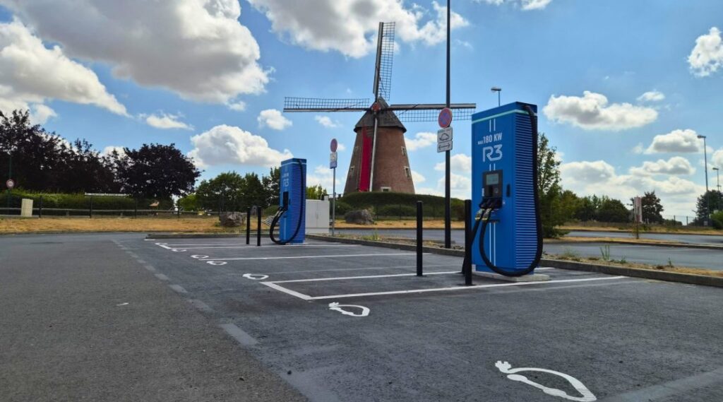 Bornes de recharge rapide R3 180 kW installées en zone rurale, à proximité d'un moulin à vent