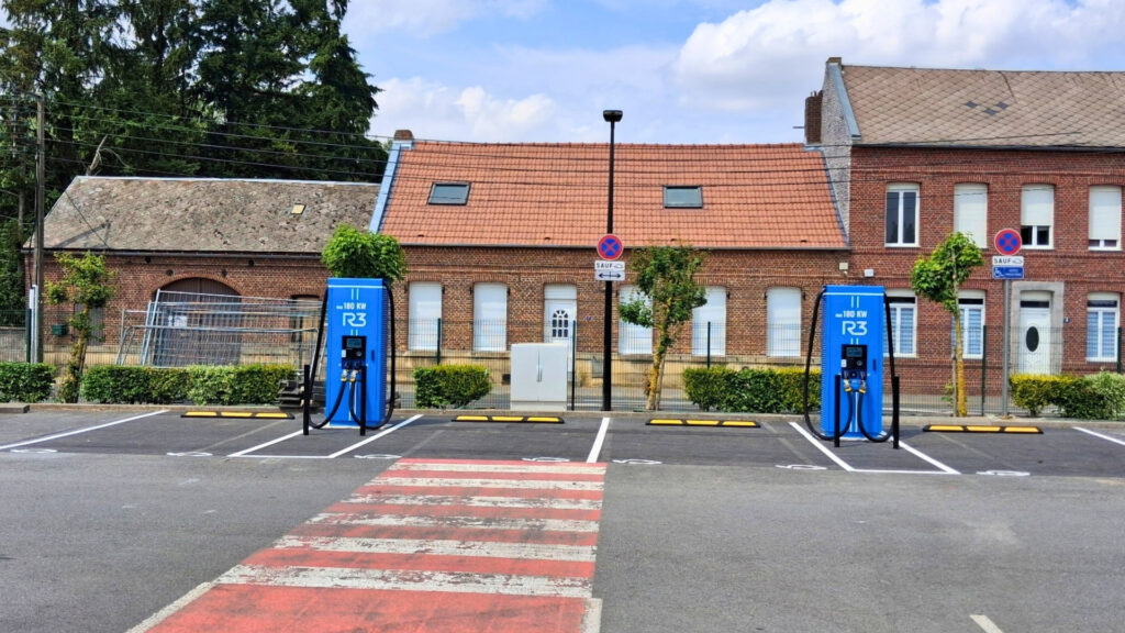 Bornes de recharge rapide R3 180 kW sur le parking de l'Intermarché de Villers-Outréaux