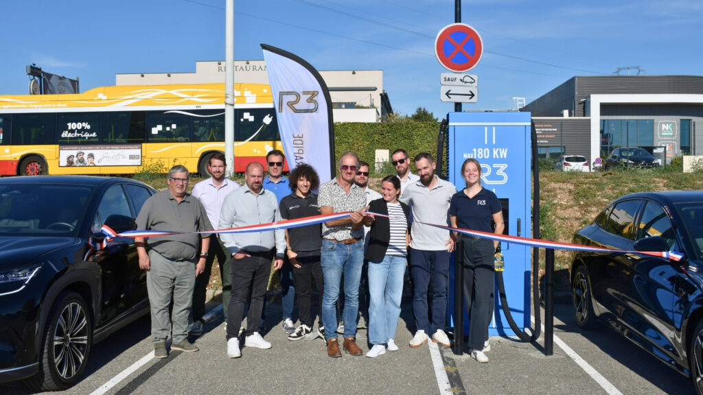 Inauguration de la station de recharge R3 de Rixheim : coupure du ruban devant une borne rapide 180 kW