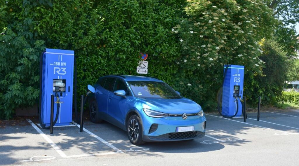 Voiture électrique en charge rapide sur une borne R3 180 kW