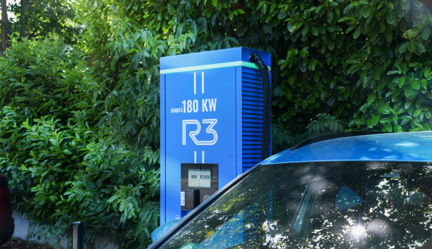 Voiture électrique branchée à une borne de recharge
