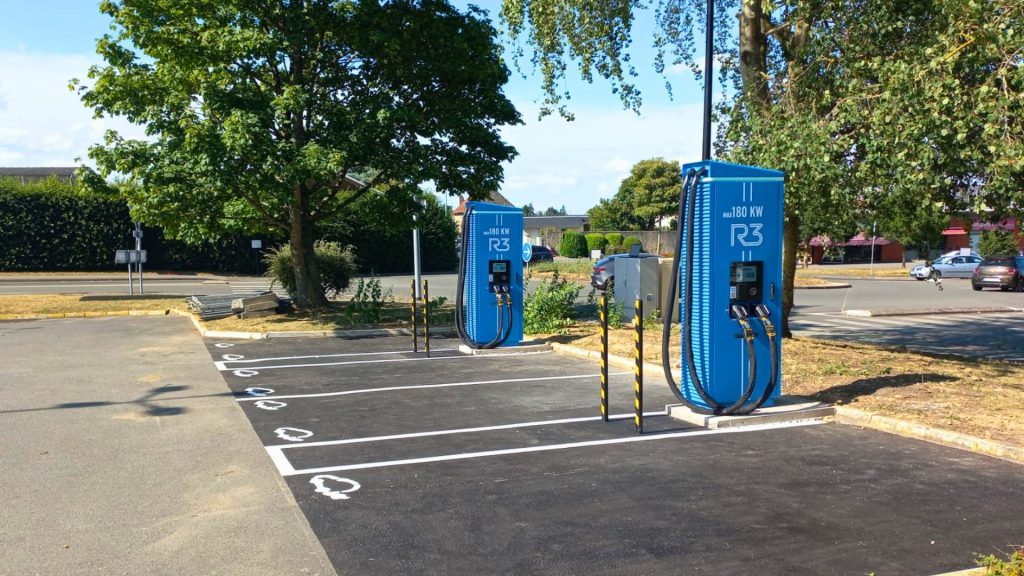 Station de recharge R3 Saint-Berthevin - V and B