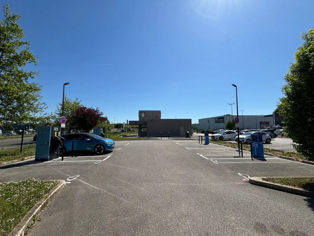 Station de recharge R3 Saint-Maximin - Starbucks